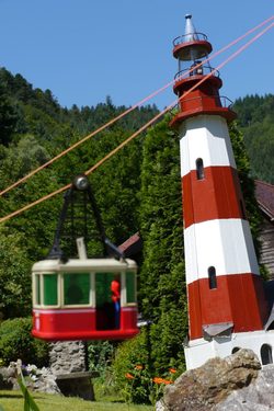 Gondel mit Leuchtturm. Focus ist auf dem Leuchtturm. 