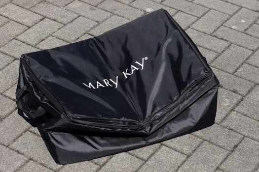 Diese Isoliertasche ist von der Fa. Mary Kay, was aber nicht bedeuten soll, dass auch andere Produkte hineinpassen.